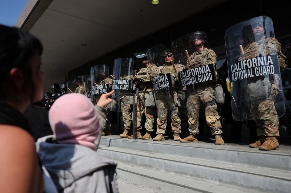 Autorizan que Trump siga con el control de la Guardia Nacional en California featured image