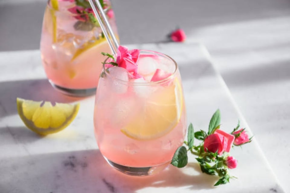 Bebidas caseras, sanas y refrescantes para mantenerse hidratado este verano