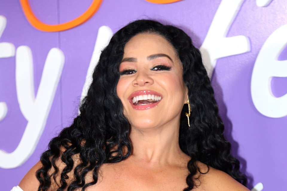 Carolina Sandoval presume con orgullo a su madre en traje de baño y pide respeto a los críticos
