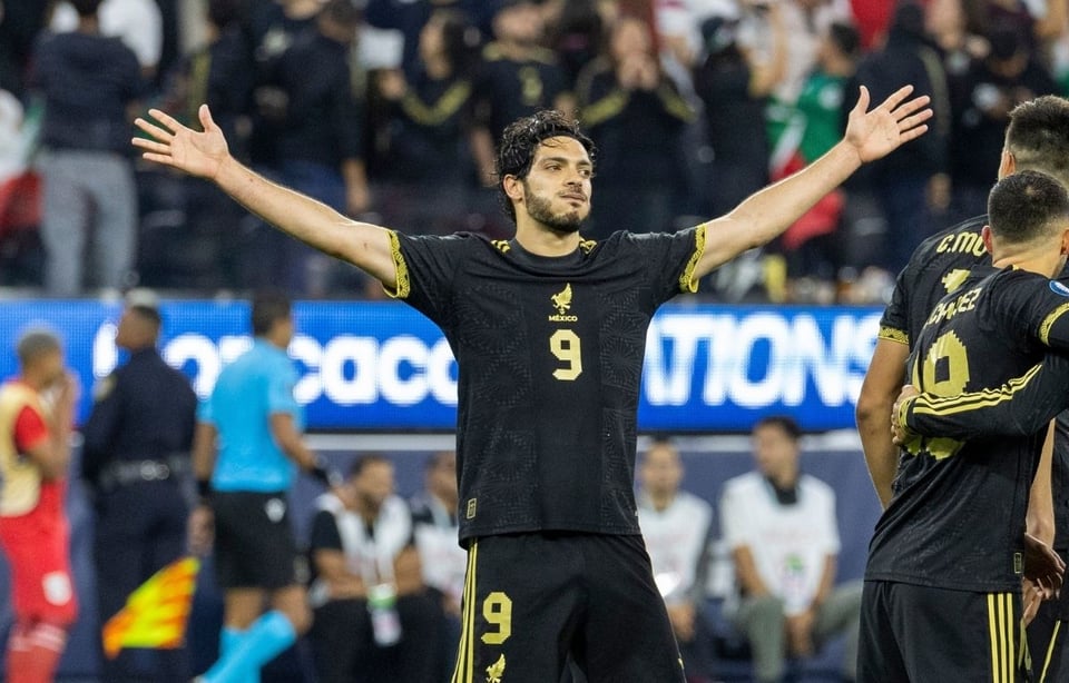 Raúl Jiménez pide a Alexis Vega para el Fulham
