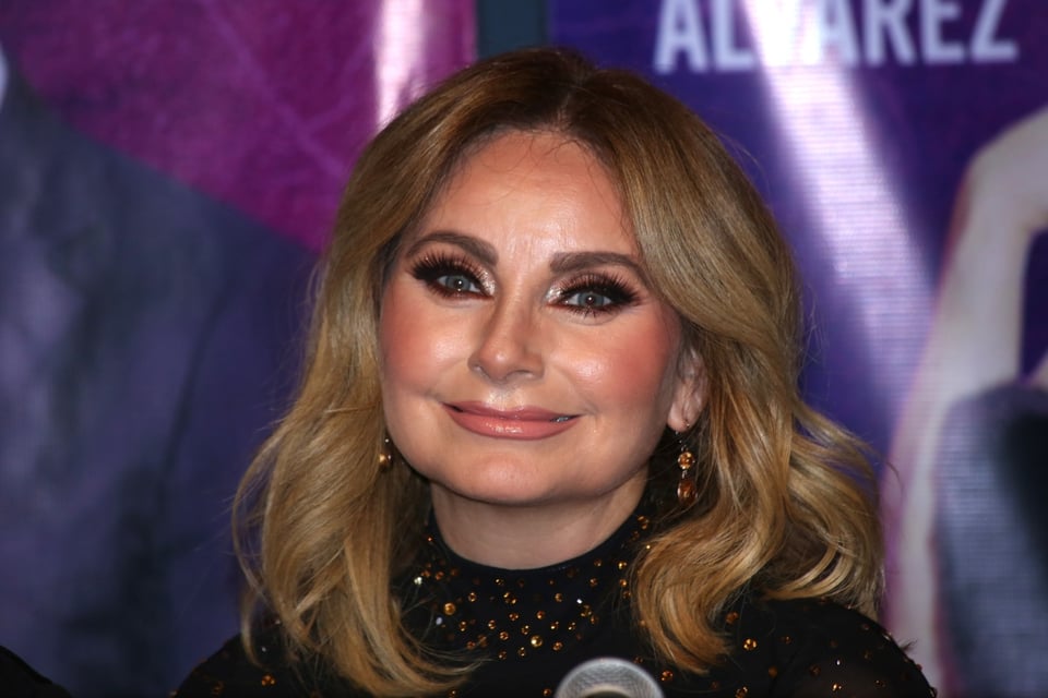 Elizabeth Álvarez declara su amor en público y Jorge Salinas la ignora: ¿crisis en puerta?