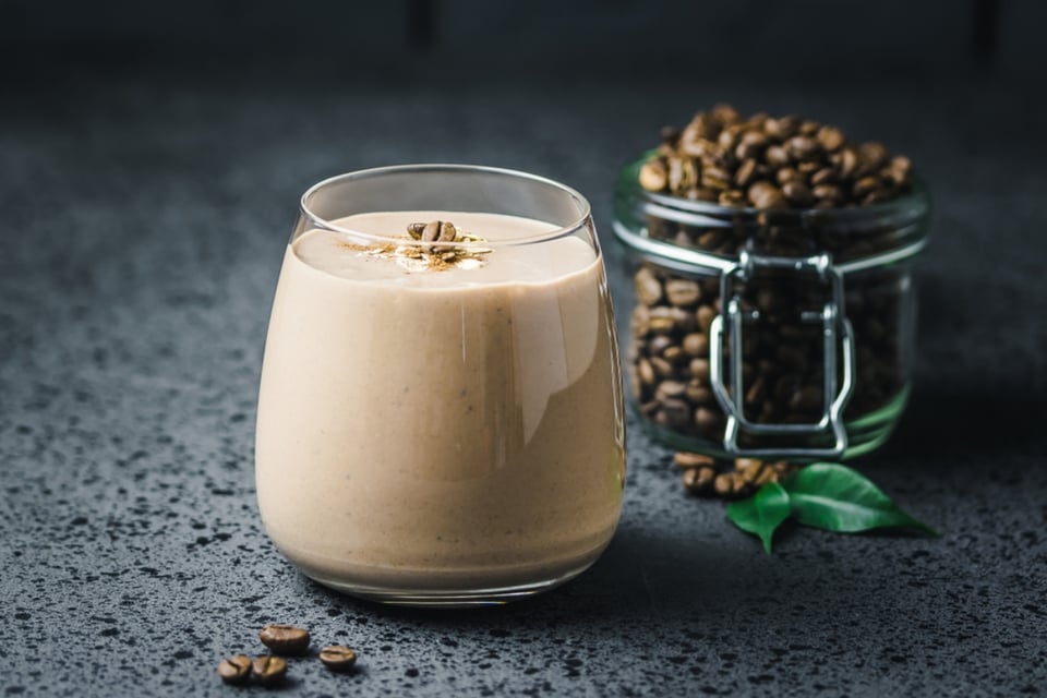 Cómo preparar un licuado de proteína con avena y café negro para ganar músculo y fuerza