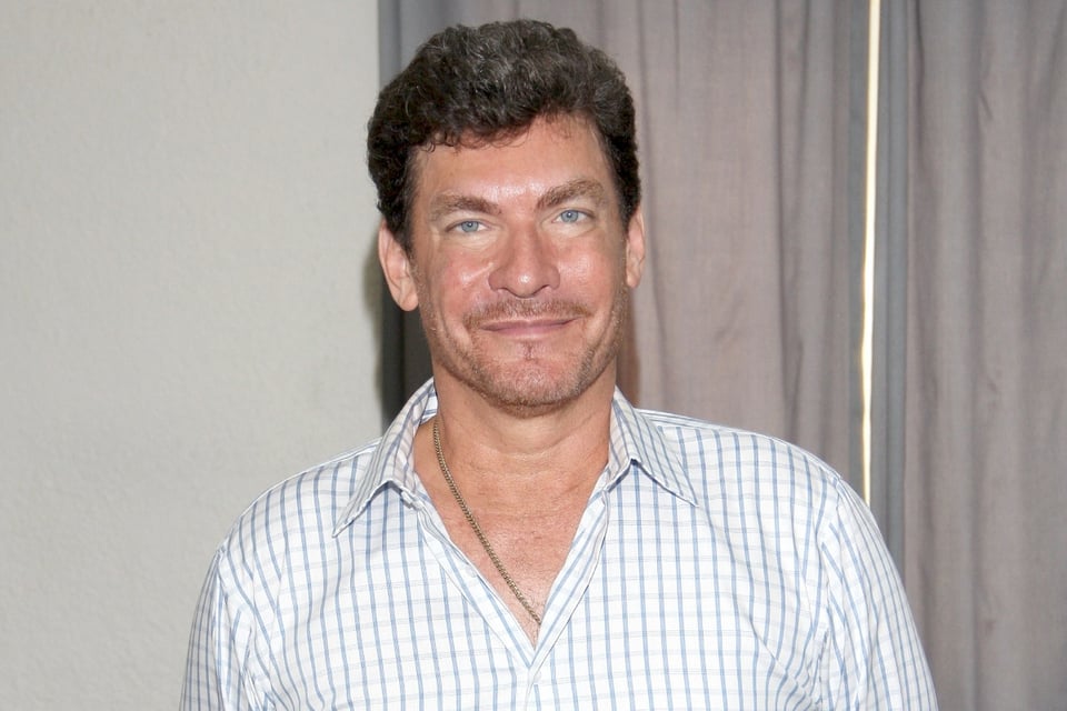 Sebastián Ligarde adoptó a joven junto con su esposo