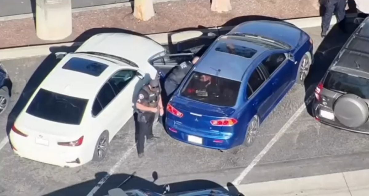 Policías rescatan a bebé atrapado en auto a 110 grados en California