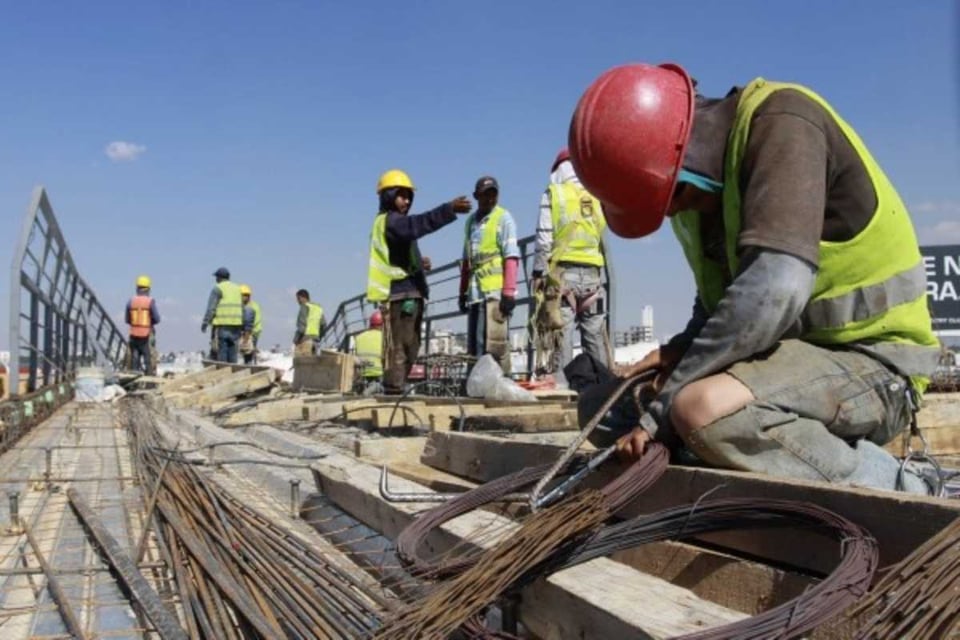 obrero en una obra de construcción