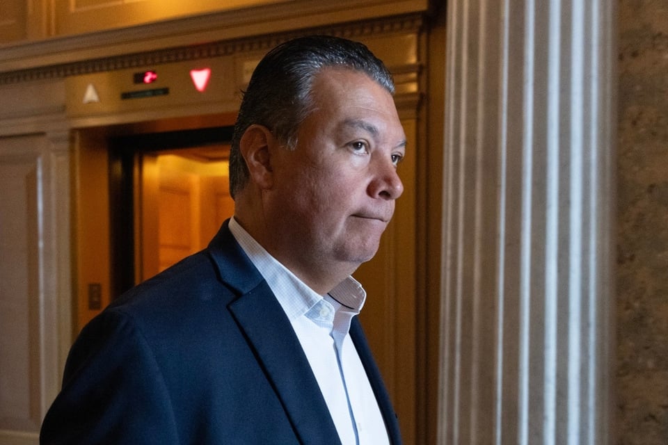 Senador Alex Padilla es removido a empujones de conferencia del Gobierno Trump en Los Ángeles