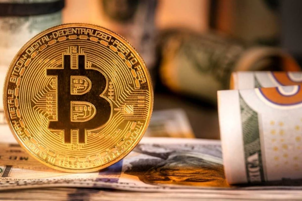 moneda con losgo de bitcoin y billete
