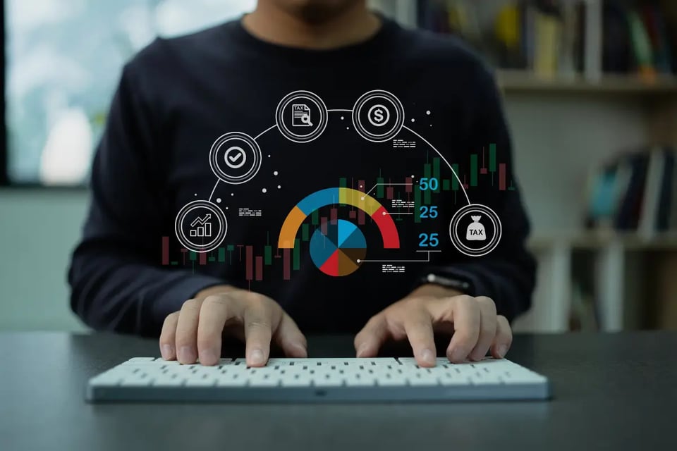 personas usando un teclado de computadora, despidos masivos en disney