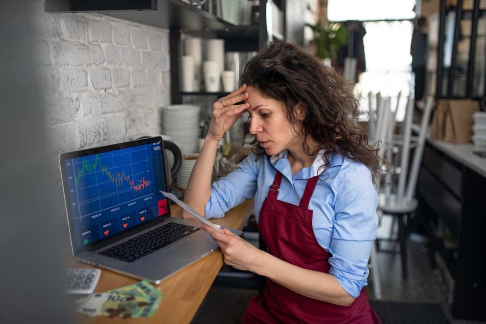 mujer trabajadora viendo una laptop