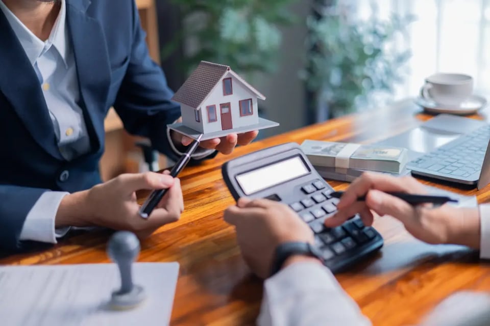 hombre mostrando maqueta de casa, ayuda para vivienda
