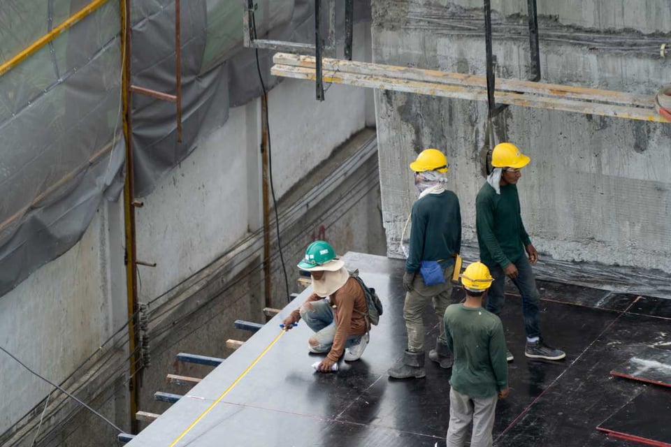 obreros trabajando en construcción, beneficios laborales, Knowing your labor rights can help you