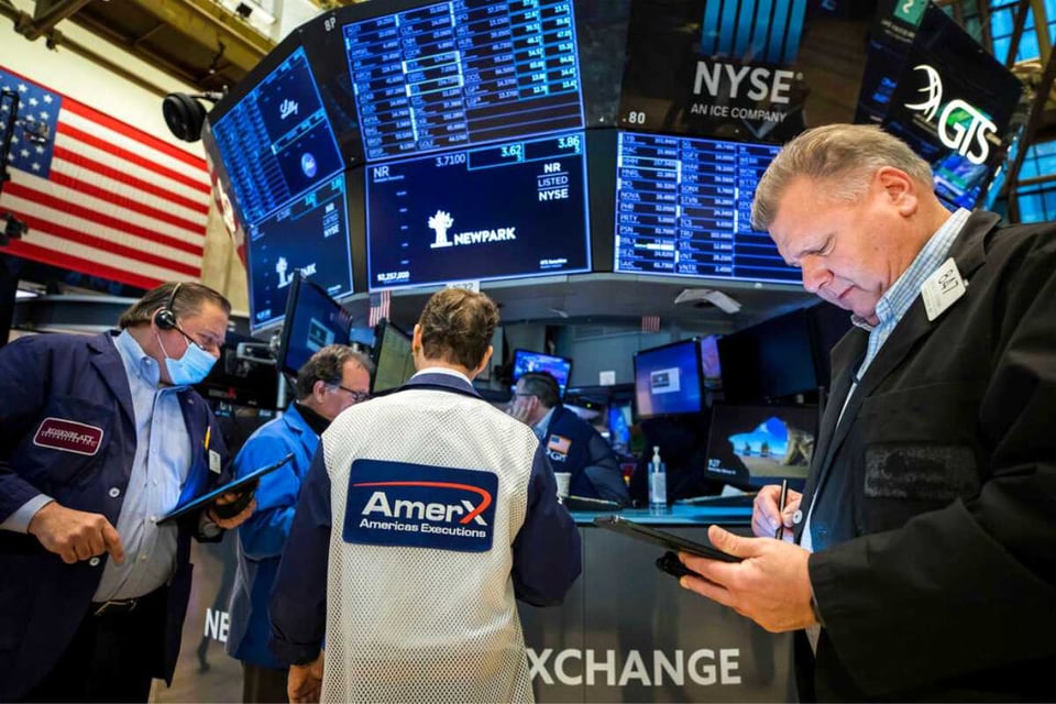 bolsa de valores, pantallas con precios de acciones