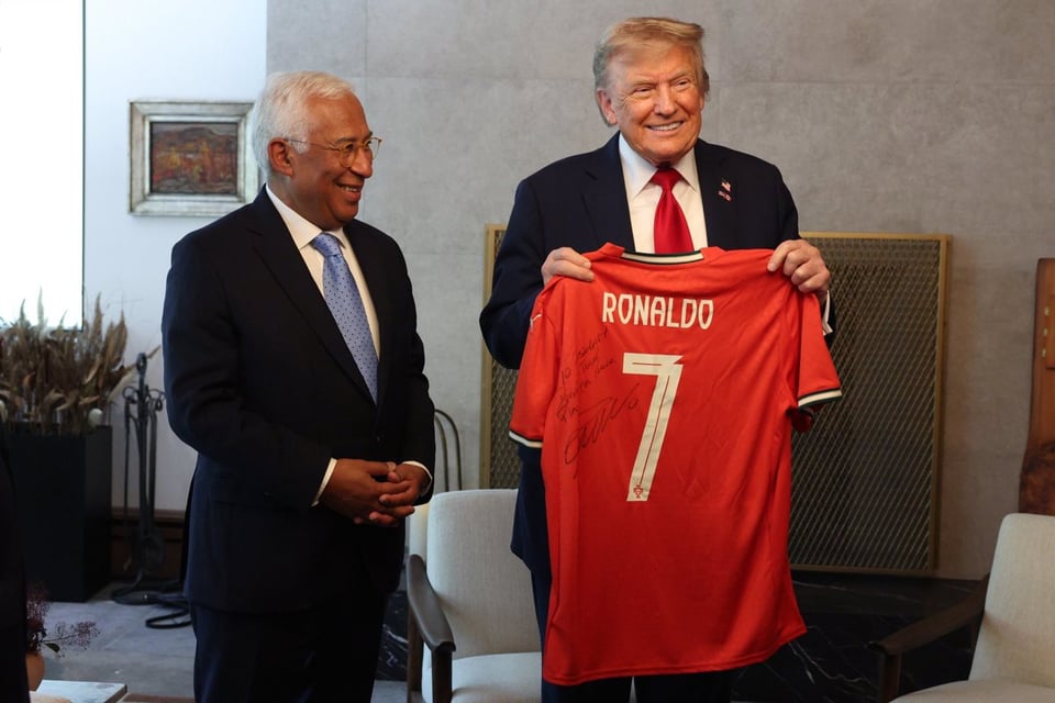 António Costa entrega a Trump camiseta de Cristiano Ronaldo