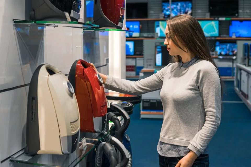 mujer comprando electrodomesticos, cambios en politicas de estado