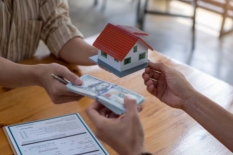 pago de efectivo y maqueta de casa