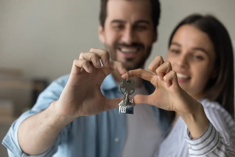 pareja sosteniendo unas llaves en la mano, comprar casa