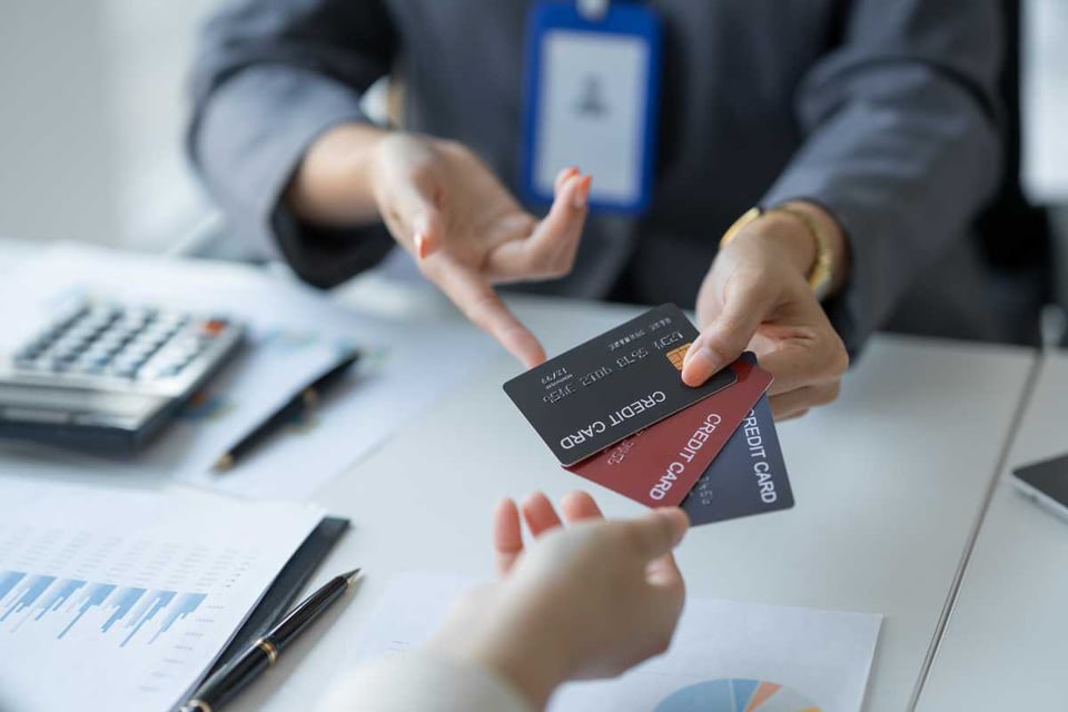 una persona recibe varias tarjetas bancarias