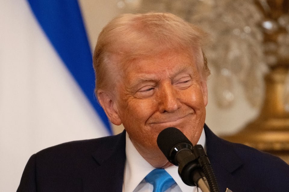 Trump lanza perfume con figura dorada de sí mismo para celebrar sus victorias electorales
