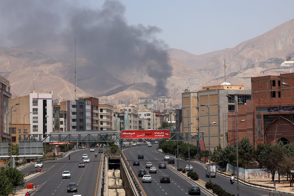 Israel bombardea Canal de TV iraní en vivo