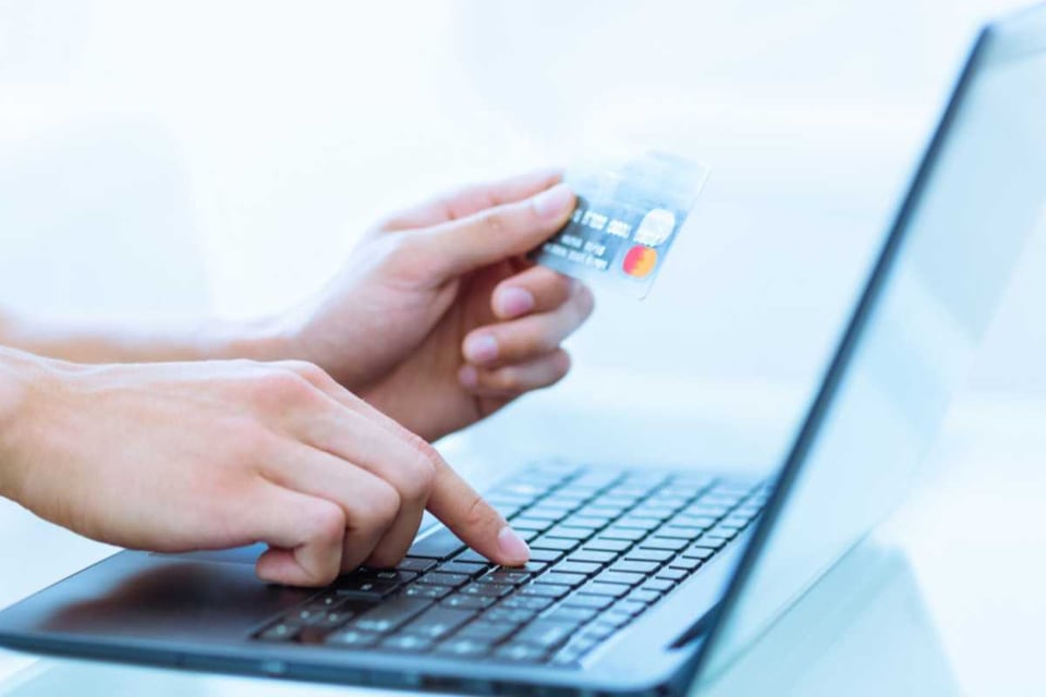 persona haciendo compra online con tarjeta de crédito