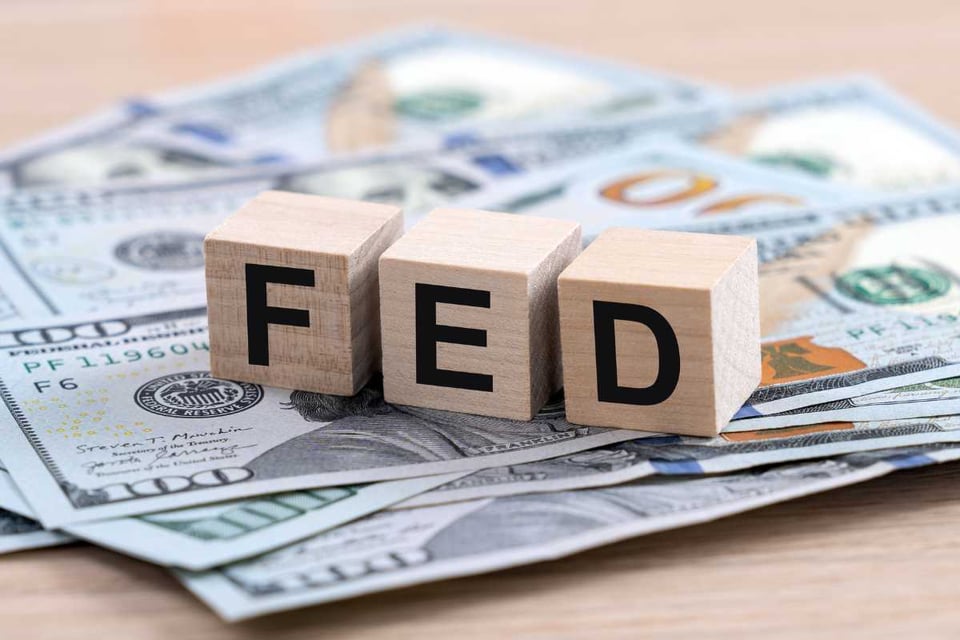 bloques de madera con letras FED sobre billetes