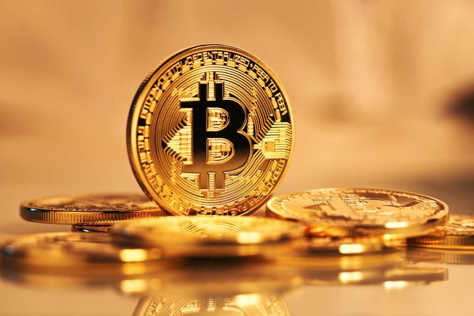 monedas doradas con logo btc