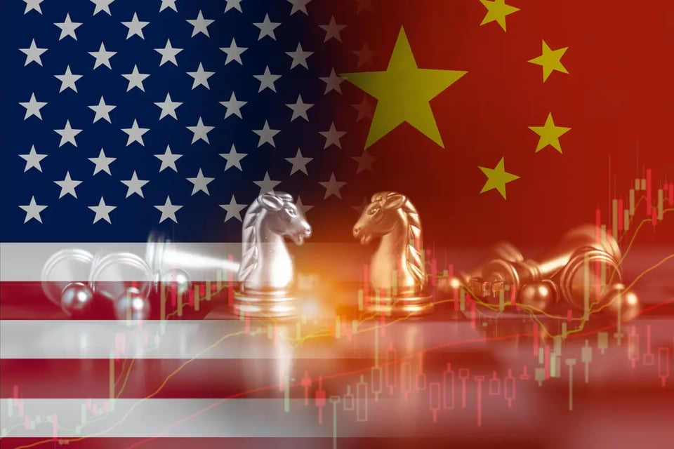 banderas china y eeuu, juego de ajedrez, guerra comercial