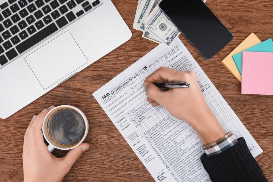 persona llenando formulario de impuestos