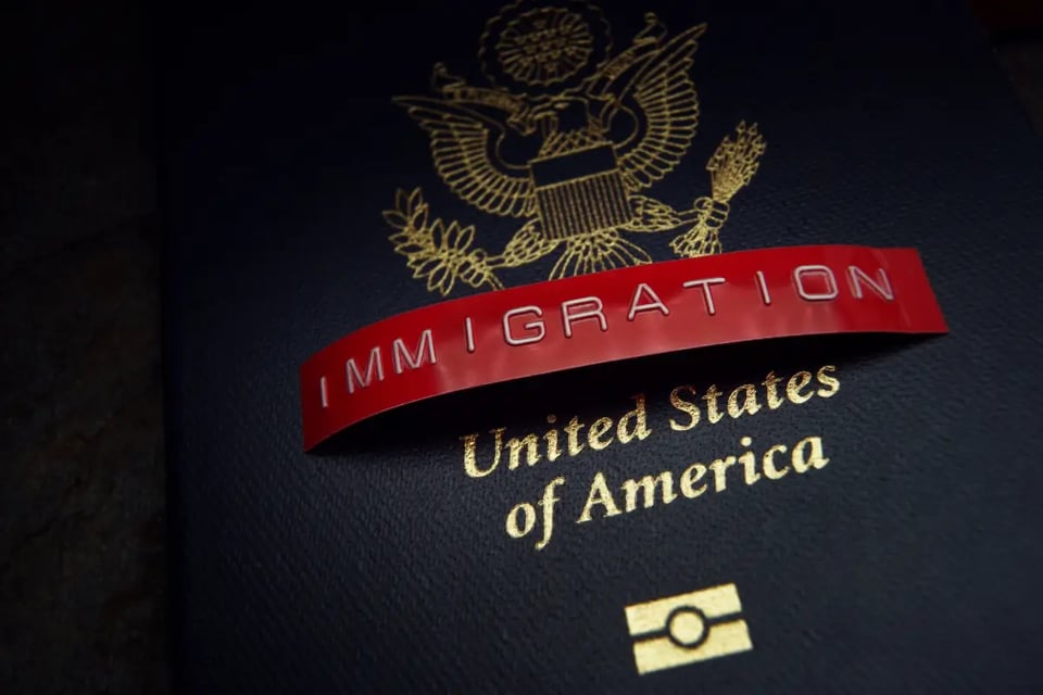 letrero de inmigración sobre pasaporte, inmigración en eeuu
