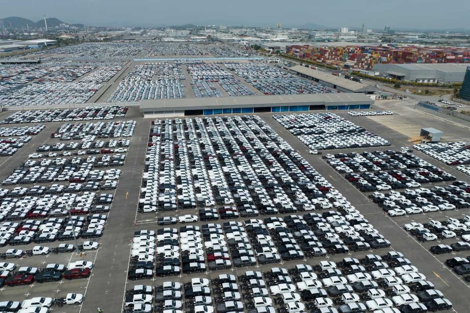 vista aéres de estacionamiento de autos en planta ensambladora, inversión en EE.UU.