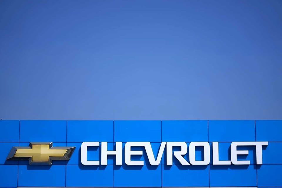 letrero con logo de mara chevrolet, crear empleos