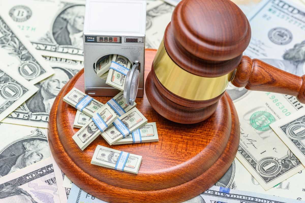 mazo de juez sobre dinero y figura de lavadora, lavado de dinero, US Targets Mexican Banks in New Crackdown on Money Laundering