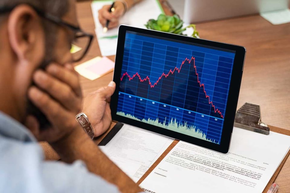 persona viendo datos en una tableta