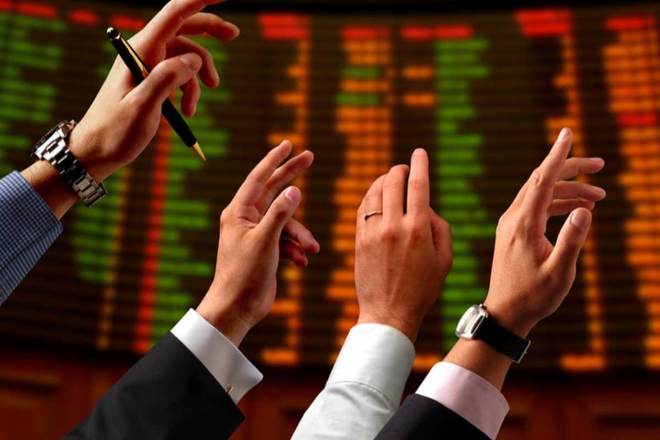 manos de personas levantadas, mercado de acciones