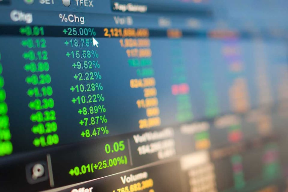 pantalla con datos de mercados de valores