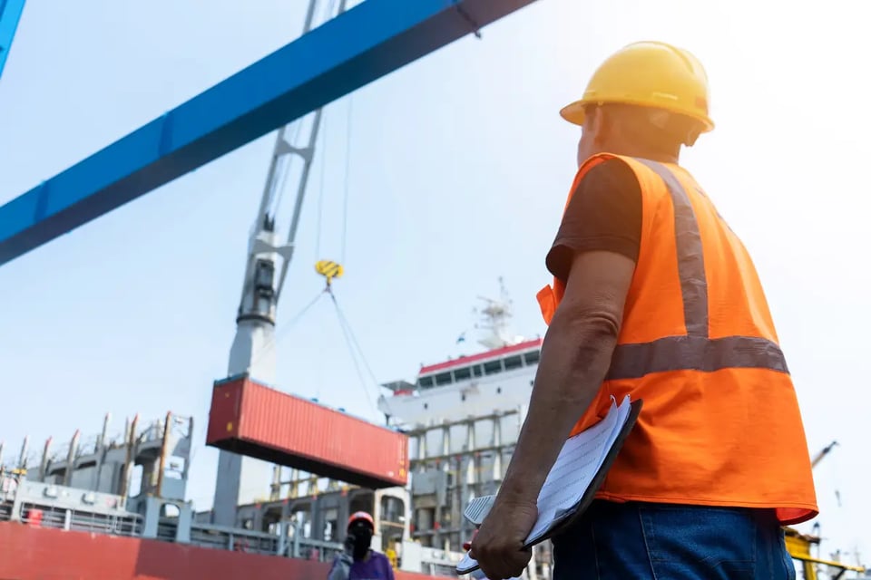 trabajador en un puerto, oferta de empleo