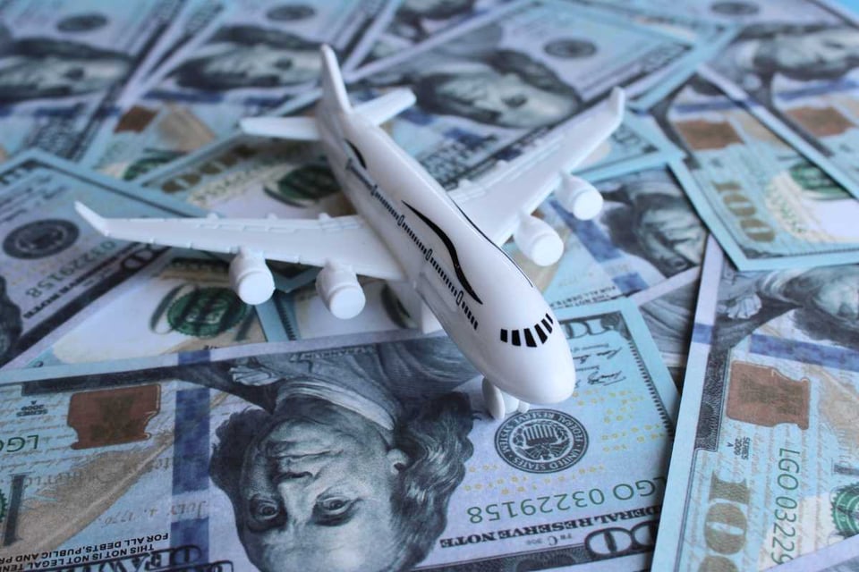 juguete en forma de avión sobre billetes