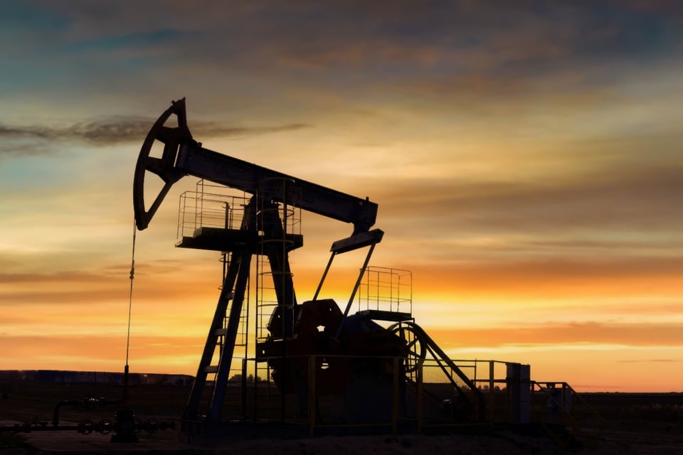 Trump urge mantener bajos los precios del petróleo