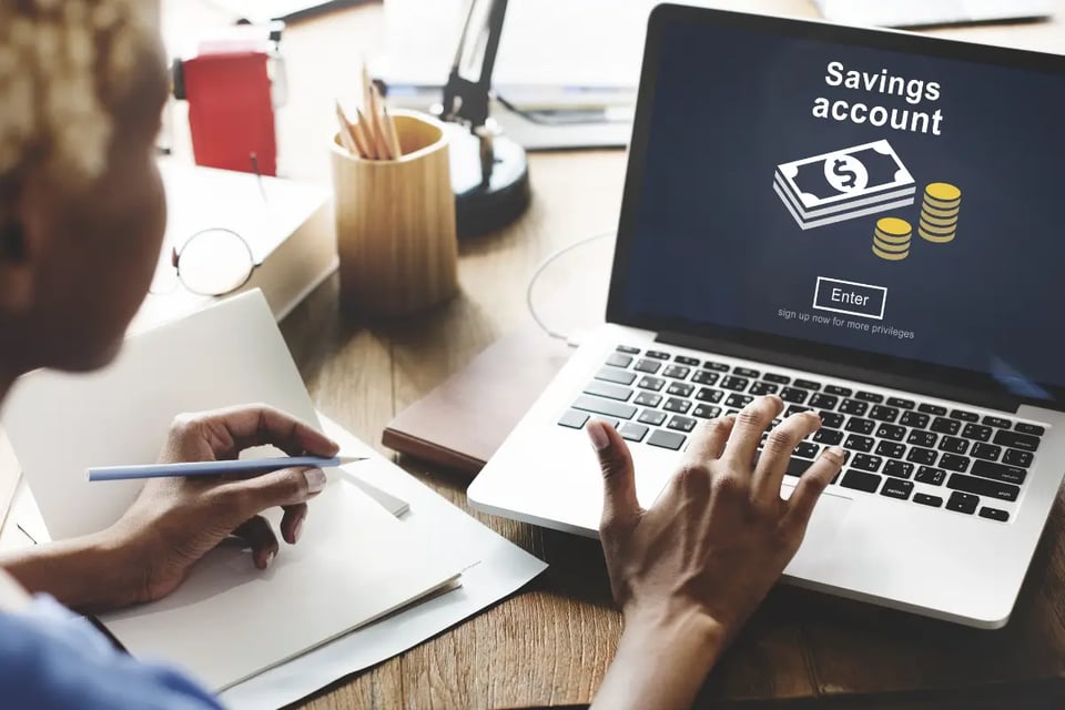 mujer revisando su laptop, plasn de ahorro jubilación