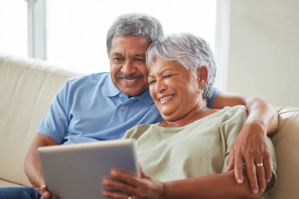 una pareja mayor usando una tableta, plan de retiro