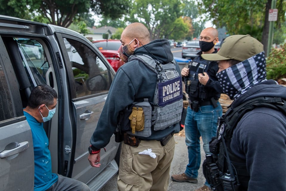 ICE intensifica redadas con tácticas militares: protestas y miedo se extienden en EE.UU. featured image