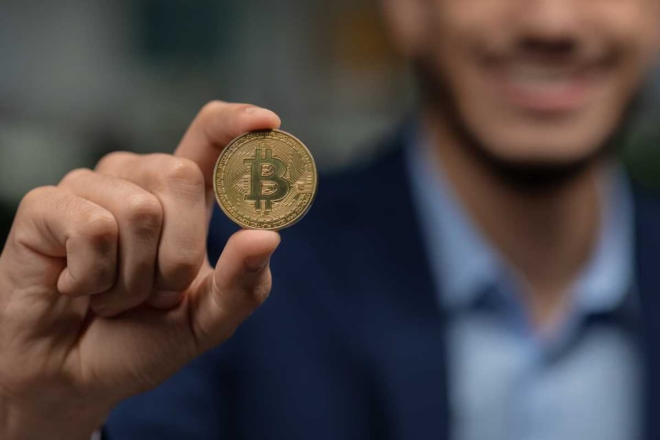 hombre con moneda en la mano