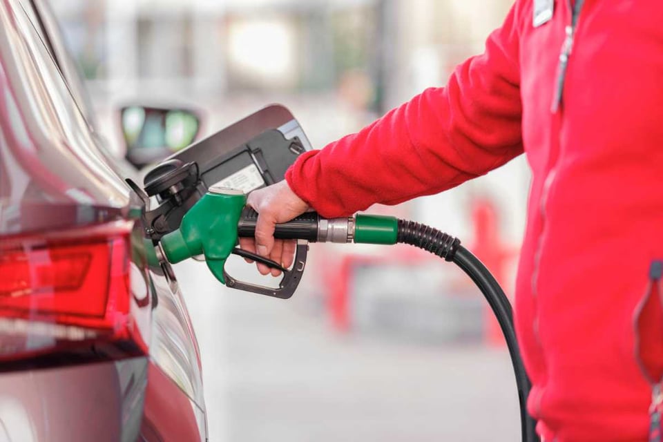 persona abasteciendo combustible en auto