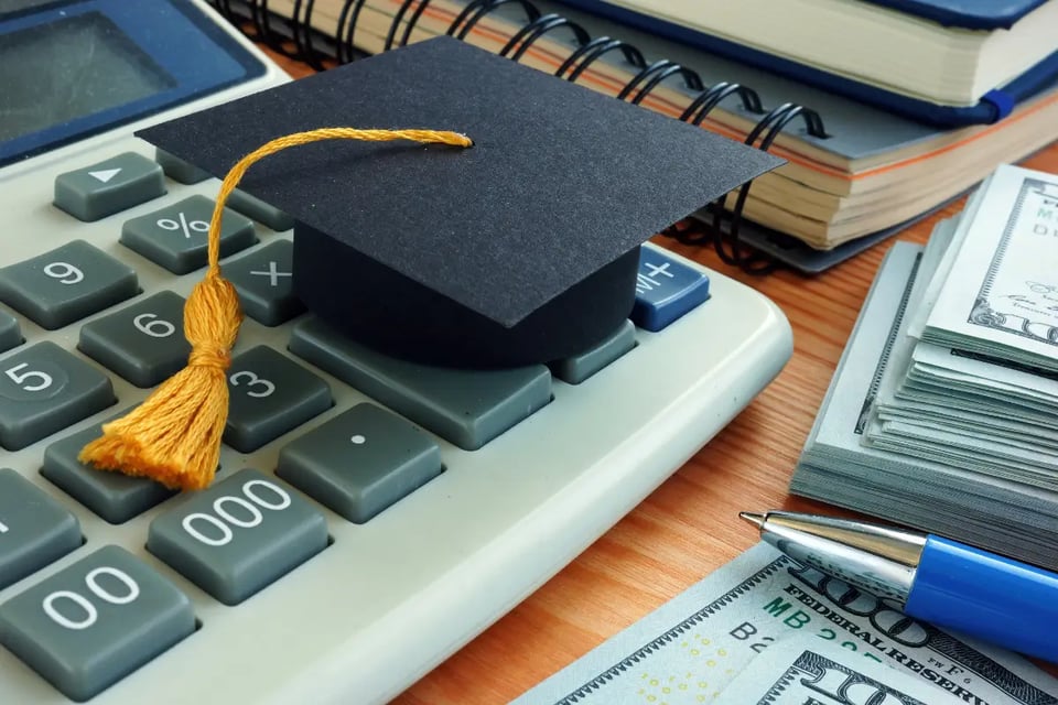¿Ahogado en préstamos de estudios? 5 estrategias efectivas para reducir tu deuda sin afectar el bolsillo