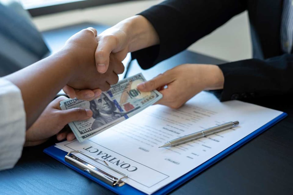 persona recibiendo dinero en efectivo