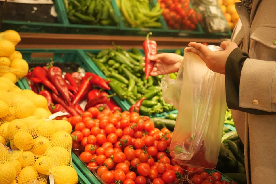 persona seleccionando verduras, programa asistencial de nutrición suplementaria