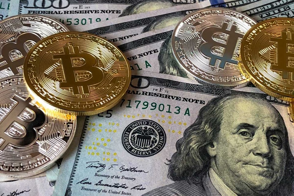 monedas doradas con logo del btc y billetes