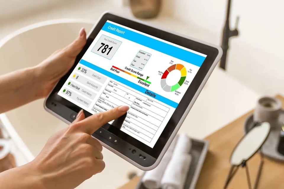 persona revisando su reporte de crédito en tableta