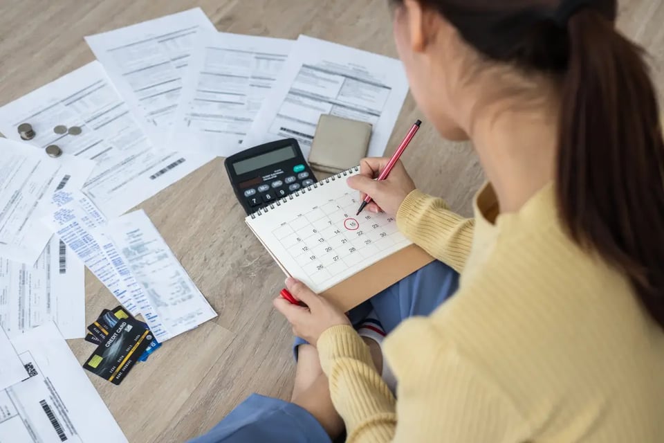 mujer revisando fecha en calendario, score crediticio