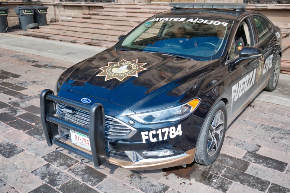 Detienen a tres personas con un arsenal de armas en Monterrey